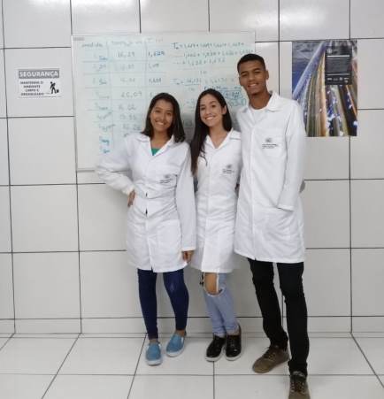 João Marcos com duas colegas do grupo de pesquisa no laboratório da Escola Estadual Antônio Macedo, em Ewbank da Câmara. Foto: Arquivo Pessoal
